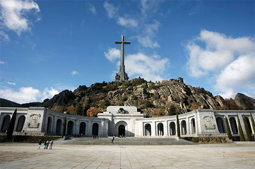 España decide exhumar los restos de Franco